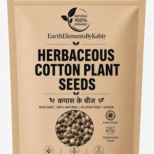 Peut inclure: Un sachet debout beige contenant des graines de cotonnier herbacé. L'étiquette porte le texte EarthElementsByKabir, Herbaceous Cotton Plant Seeds et 100gm | 3.52 oz. Elle comprend des icônes pour le statut biologique, sans OGM, végétalien et sans gluten.
