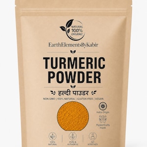 Puede incluir: Una bolsa vertical de color canela con cúrcuma en polvo, etiquetada EarthElementsByKabir. El frente presenta texto negro, una ventana circular que muestra el polvo naranja brillante e iconos que indican 100% orgánico, sin OGM, sin gluten, vegano y 100g.