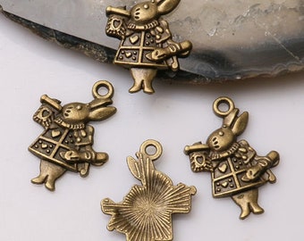White Rabbit lapin pendentifs antique Bronze conte de fée charmes lapin Herald Charms breloques Bronze lapin 24p