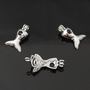 Peut inclure: Trois pendentifs en argent en forme de queue de sirène pour la fabrication de bijoux. Les pendentifs sont ouverts et peuvent être utilisés pour contenir des perles ou d'autres petits objets.