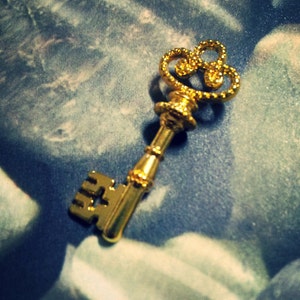 Gold Skeleton Keys Shiny Gold Keys Gold Key Charms Trinity Keys Gold Charms Key Pendants 2 Sided 4pcs