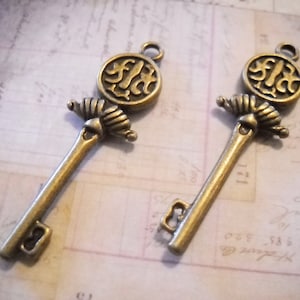 Skeleton Key Charms Antiqued Bronze Key Pendants Steampunk Keys Old Fashioned Keys Bronze Pendants 2 pieces