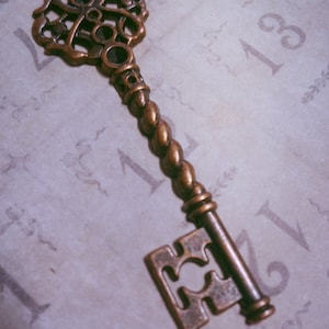 Grandi ciondoli a forma di chiave, chiavi scheletro, chiavi steampunk, ciondoli a forma di chiave in rame anticato, 68 mm, 2,67 pollici, 2 pezzi