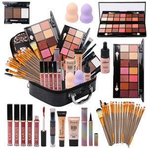Op de afbeelding: Een uitgebreide make-up set met meerdere oogschaduwpaletten in diverse tinten, talloze make-up kwasten met goudkleurige handvatten, vloeibare lipsticks van het merk Karuizi, tubes BB-crème, foundation en twee druppelvormige make-up sponsjes.