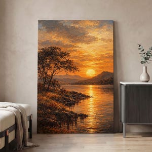 Pode incluir: Uma pintura vertical em tela retratando um pôr do sol sobre um lago calmo. A cena apresenta uma árvore escura na margem esquerda, montanhas ao longe e um sol laranja brilhante refletindo na superfície da água sob um céu nublado texturizado.