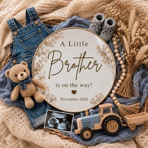 Pode incluir: Uma placa redonda com o texto A Little Brother is on the way! November 2026, um urso de peluche de croché, jardineiras de ganga azul, sapatinhos de malha cinzentos, um trator de brincar em madeira com reboque e uma ecografia num cesto.