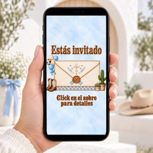 May include: A smartphone screen displays a digital invitation with the text Est&aacute;s invitado and Click en el sobre para detalles. The graphic features a cream envelope with a cross, a wax seal, blue balloons, brown cowboy boots, and cacti.
