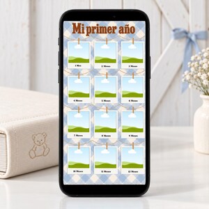 May include: A smartphone screen displaying a digital photo collage template titled Mi primer a&ntilde;o. The background features a blue and white gingham pattern with twelve square photo frames hanging from strings, labeled 1 Mes to 12 Meses.