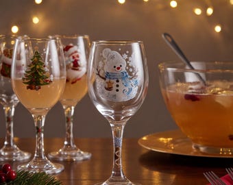 Copa de vino navideña con diseño festivo, vajilla navideña, regalo de invierno para anfitriones amantes del vino.