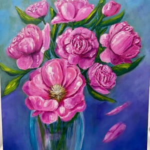 Può includere: Un dipinto a olio di un bouquet di peonie rosa vivace in un vaso di vetro trasparente. I fiori hanno petali stratificati e foglie verdi, su uno sfondo sfumato blu e viola con tre petali rosa sparsi che cadono verso il basso.