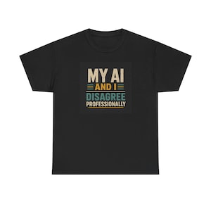Puede incluir: Una camiseta negra de manga corta con un gráfico central que contiene el texto MY AI AND I DISAGREE PROFESSIONALLY. El texto está dispuesto en formato de bloque con líneas horizontales en colores amarillo apagado, verde azulado y blanco.