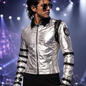 Puede incluir: Una chaqueta plateada metalizada con cuello negro, cremallera frontal y correas con hebillas negras alrededor de cada manga. La chaqueta incluye un arnés de hombro negro y un parche circular negro en el hombro izquierdo, combinada con pantalones negros.