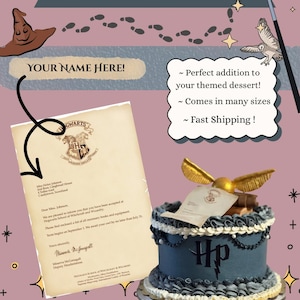 Peut inclure: Une décoration de gâteau représentant une lettre d'acceptation en parchemin avec le blason de Poudlard, un vif d'or et une pile de livres. La lettre contient du texte adressé à Miss Helen Johnson par Minerva McGonagall, sous-directrice.