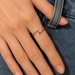 Zickzackring i sterlingsilver, chevronband med blixtmönster, justerbar vågring