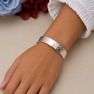 Pulsera ancha de plata martillada, plata de ley 925, pulsera ancha abierta martillada, pulsera minimalista de plata hecha a mano, regalo para ella.