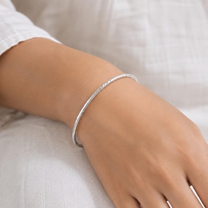 Gehamerde zilveren armband, sterling zilver, dunne, getextureerde zilveren armband, minimalistische alledaagse sieraden, handgemaakte stapelbare polsarmband