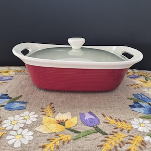 Corningware "Etch Brick" 2.5 Quart-12 5/8 Inch Covered Casserole with original lid