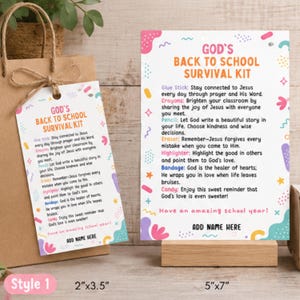 Może przedstawiać: Biała karta i pasująca zawieszka z napisem God's Back to School Survival Kit, ozdobione kolorowymi abstrakcyjnymi kształtami oraz tekstem wymieniającym przedmioty takie jak klej w sztyfcie, kredki, ołówek, gumka, zakreślacz, plaster i cukierki.