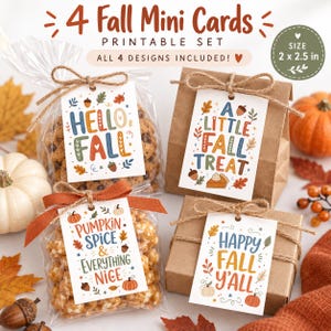 Może przedstawiać: Zestaw czterech drukowanych minikart o wymiarach 2 x 2,5 cala z jesiennymi motywami i napisami takimi jak Hello Fall, A Little Fall Treat, Pumpkin Spice & Everything Nice oraz Happy Fall Y'all, przymocowanych do torebek i pudełek.