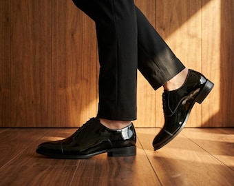 Ręcznie robione buty męskie, czarne, lakierowane, oksfordy, smokingowe, wiązane, z noskiem typu cap toe