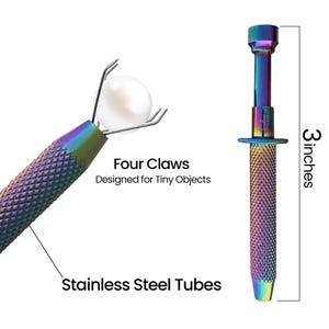 Op de afbeelding: Een regenboogkleurig metalen grijptool met vier klauwen die een witte kraal vasthouden. De tool heeft een getextureerde grip, is 3 inch lang en bevat de tekst Four Claws Designed for Tiny Objects en Stainless Steel Tubes.