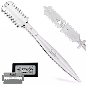 Op de afbeelding: Een zilverkleurig metalen uitdunkammes met een gekartelde rand en een glad handvat gegraveerd met Sandbros England. De set bevat een los metalen mesje en een zwarte rechthoekige houder met het Wilkinson Sword logo en gekruiste zwaarden.