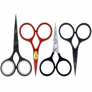 Könnte beinhalten: Vier Scherenpaare mit unterschiedlichen Designs. Die erste ist schwarz mit strukturierten Fingerringen. Die zweite ist rot mit einer goldfarbenen Pivot-Schraube. Die dritte hat silberne Klingen und schwarze Griffe. Die vierte ist komplett schwarz.