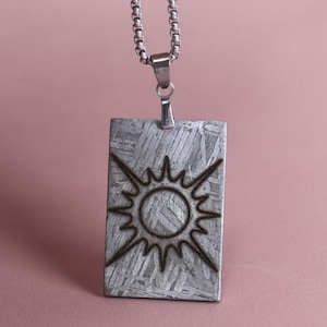 Collar con colgante de meteorito grabado – Joyería con diseño cósmico - Grabado personalizado