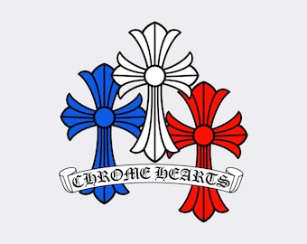 Puede incluir: Un diseño gráfico que presenta tres cruces estilizadas en azul, blanco y rojo, dispuestas en grupo. Una pancarta blanca con contornos negros y el texto CHROME HEARTS en una fuente de estilo gótico se sitúa en la parte inferior de las cruces.