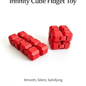 Può includere: Due fidget toy a cubo infinito rossi, uno spiegato in forma rettangolare e uno piegato a cubo. Il testo recita: Infinity Cube Fidget Toy, Smooth, Silent, Satisfying, Polyforged3D. Questi giocattoli in plastica presentano segmenti incernierati.