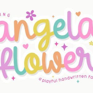 Pode incluir: O texto "INTRODUCING angela flower a playful handwritten font" é exibido em uma fonte manuscrita arredondada e multicolorida. As letras são rosa, laranja, amarelo e azul-petróleo, acentuadas por pequenas flores rosa, corações e estrelas.