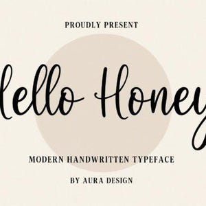 Könnte beinhalten: Eine digitale Grafik mit dem Text PROUDLY PRESENT in kleinen schwarzen Buchstaben oben, gefolgt von dem großen schwarzen Schreibschrifttext Hello Honey in der Mitte über einem hellbeigen Kreis, mit MODERN HANDWRITTEN TYPEFACE BY AURA DESIGN darunter.