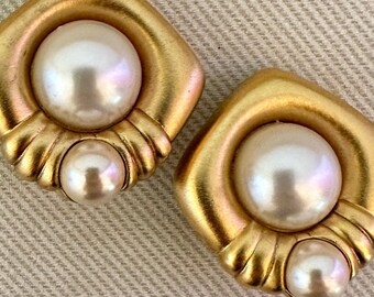 Signed BAROQUE Oscar de la Renta Pearl Cabochon Clip On Statement Earrings