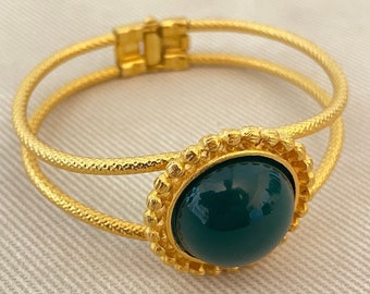 Pulsera etrusca de oro mate con cierre de presión: cabujón de lucita verde esmeralda