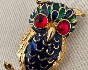 Vintage figurale emaille uilbroche met robijnrode cabochonogen