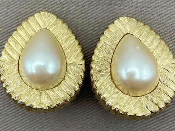 Teardrop Vintage Pearl Clips CLIPS/STUDS vintage chic teardrop DROPPER PEARL gold tone  main image 2
