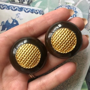 Chic Tortoiseshell Amber Lucite Clip en pendientes de declaración con diseño trenzado de oro mate