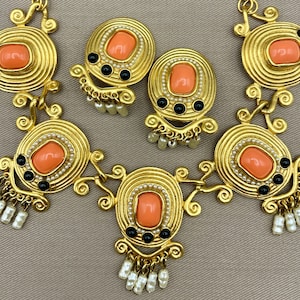 Conjunto de joyería colgante con forma de cabujón de perla de ónix y coral mogol del Renacimiento etrusco, firmado por CRAFT, joyería vintage de pasarela.