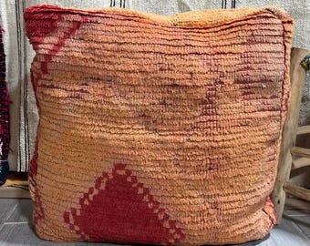 Vintage Marokkaanse poef, verbrand oranje berber vloerkussen, poef van terracotta boujaadwol, tribal kussen rode diamant, poef boho chic vloerkleed