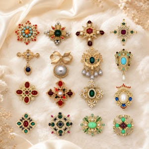 Könnte beinhalten: Eine Sammlung von sechzehn goldfarbenen Metallbroschen, die in einem Raster angeordnet sind. Jedes Stück zeichnet sich durch filigrane Metallarbeiten, verschiedene bunte Cabochon-Steine, Kunstperlen und klare Kristalle in Kreuz-, Schleifen- und Blumenformen aus.
