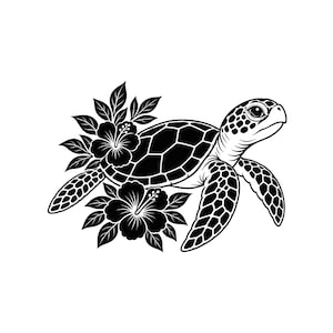 Puede incluir: Una ilustración gráfica en blanco y negro de una tortuga marina nadando. La tortuga presenta un patrón de caparazón detallado y está rodeada por dos grandes flores de hibisco con hojas puntiagudas, creando una composición equilibrada.