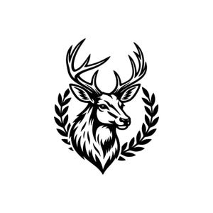 Könnte beinhalten: Eine schwarz-weiße grafische Illustration eines Hirschkopfes mit ausgeprägtem Geweih, zentriert in einem kreisförmigen Lorbeerkranz. Das Design verwendet kräftige, kontrastreiche Linien und schwarze Schattierungen zur Darstellung.