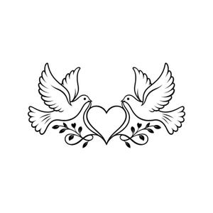 Op de afbeelding: Een zwart-witte lijntekening met twee symmetrische duiven die naar een centraal hart zijn gericht. Het ontwerp bevat delicate bladvormige ranken die zich uitstrekken vanaf de basis van het hart, wat zorgt voor een gebalanceerde compositie.