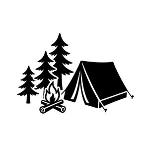 Peut inclure: Une illustration graphique noire représentant une scène de camping avec une tente, un feu de camp avec deux bûches croisées et trois sapins de hauteurs variées. Le design est rendu dans un style silhouette noir uni sur fond blanc.