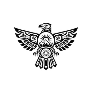 Puede incluir: Una ilustración gráfica en blanco y negro de un águila con las alas extendidas. El águila presenta un diseño circular en el pecho que representa un sol saliendo sobre picos montañosos y un diseño circular en el vientre con una rosa de los vientos.