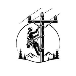 Op de afbeelding: Een zwart-witte grafische illustratie van een elektricien met een veiligheidshelm en harnas die in een houten elektriciteitspaal klimt. De afbeelding bevat hoogspanningskabels, een berglandschap en dennenbomen in een cirkelvormig kader.