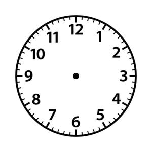 Puede incluir: Una esfera de reloj circular con fondo blanco y números arábigos negros del uno al doce dispuestos en círculo. El diseño incluye un punto central negro y marcas negras a lo largo del borde exterior para los minutos.