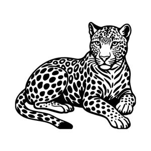 Può includere: Un'illustrazione grafica in bianco e nero di un leopardo in posizione di riposo. Il grande felino è raffigurato con il suo caratteristico manto maculato, tratti del viso attenti e una lunga coda avvolta attorno al corpo in alto contrasto.