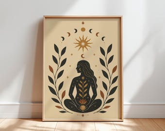 Può includere: Una stampa artistica da parete rettangolare su sfondo beige con la sagoma nera di una persona seduta in posizione del loto. Il design include un sole centrale, fasi lunari, stelle e due rami frondosi simmetrici in nero e marrone.