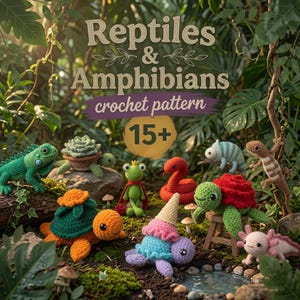 Op de afbeelding: Een verzameling van diverse gehaakte reptielen en amfibieën, waaronder schildpadden, een kikker, een slang, een kameleon en een axolotl. De tekst "Reptiles & Amphibians crochet pattern 15+" staat bovenaan tegen een groene jungle-achtergrond.